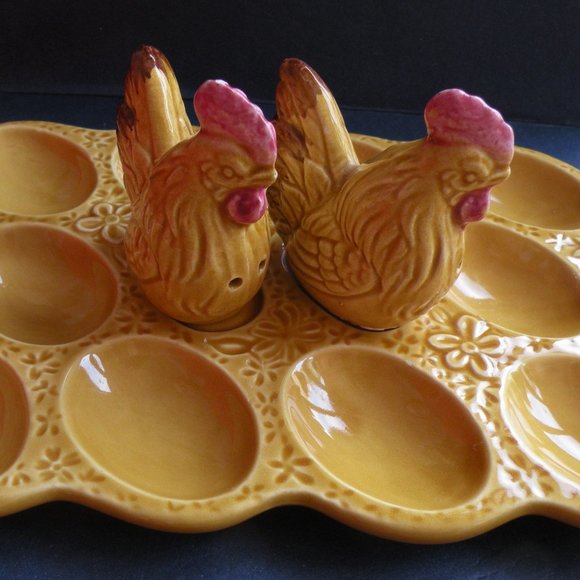Vintage Country Egg Plate w/matching Hen S&P Shakers - Picture 4 of 6